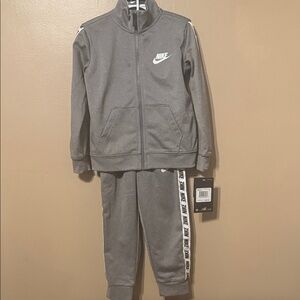 Nike Kids Gray Sweatpants & Joggers Set NWT 3T